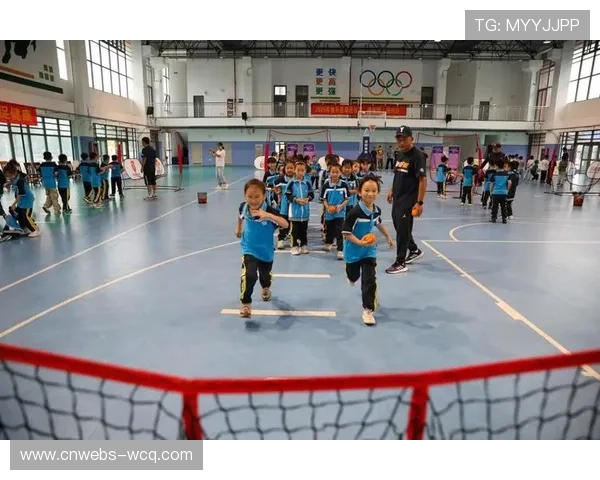 垒球运动融入社区生活 200余名居民现场体验互动